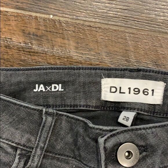 👖 DL 1961 Distressed Jeans - Drag Gray - Size 28 -Skinny Fit - Inseam 30” - Picture 5 of 7